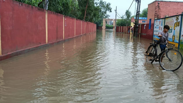 40: कलायत की हर गली व अनाज मंडी पानी से हुई लबालब 40: कलायत की हर गली व अनाज मंडी पानी से हुई लबालब