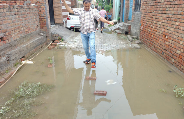40: कलायत की हर गली व अनाज मंडी पानी से हुई लबालब 40: कलायत की हर गली व अनाज मंडी पानी से हुई लबालब