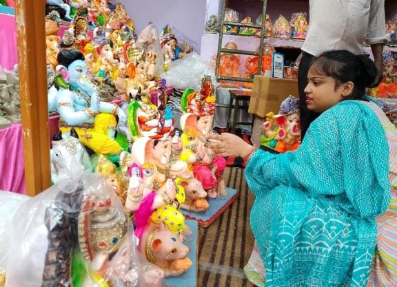 भगवान श्रीगणेश को घरों और पंडालों में विराजमान करने के लिए भक्तों में होड़ सी मची है। भगवान श्रीगणेश को घरों और पंडालों में विराजमान करने के लिए भक्तों में होड़ सी मची है।