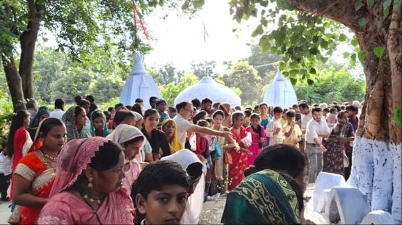 बिजनौर में बूढ़े बाबा मठ के बाहर लगी श्रद्धालुओं की भीड़। संवाद बिजनौर में बूढ़े बाबा मठ के बाहर लगी श्रद्धालुओं की भीड़। संवाद