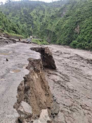 चीहर के समीप सड़क पर पत्थर गिरने से बंद सड़क। स्रोत जागरूक पाठक