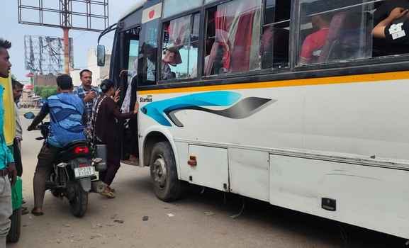एलआरपी चौराहे पर सवारियों के इंतजार में खड़ी रोडवेज बस। संवाद