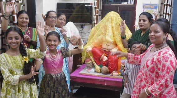 फरीदाबाद में गणेश चतुर्थी की तैयारी को लेकर पूजा के लिए गणपति बप्पा की मूर्ति लेकर जाते श्रद्ध फरीदाबाद में गणेश चतुर्थी की तैयारी को लेकर पूजा के लिए गणपति बप्पा की मूर्ति लेकर जाते श्रद्ध
