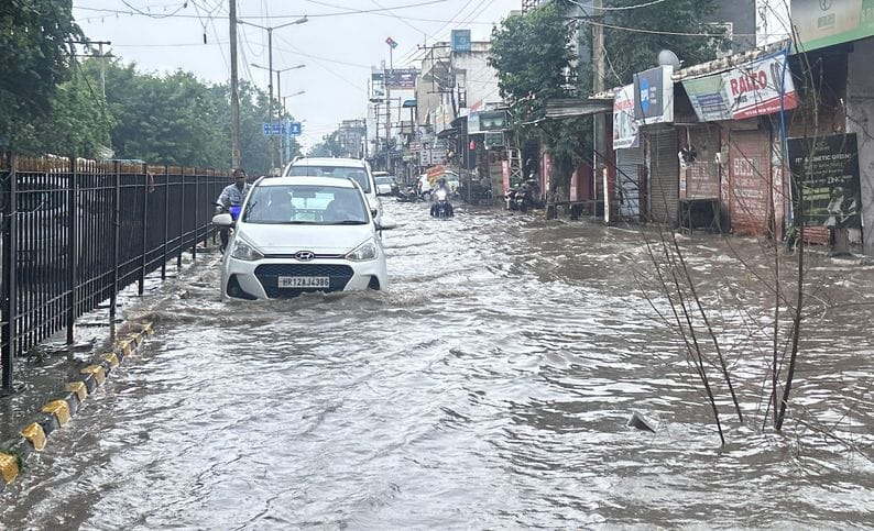 गोकर्ण पार्क के पास बारिश के बाद जलभराव की स्थिति। संवाद गोकर्ण पार्क के पास बारिश के बाद जलभराव की स्थिति। संवाद