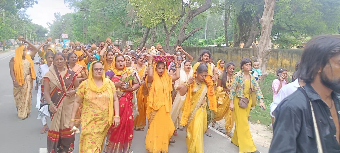 गणेश जी की कलश यात्रा में शामिल श्रद्धालु स्रोत संवाद गणेश जी की कलश यात्रा में शामिल श्रद्धालु स्रोत संवाद