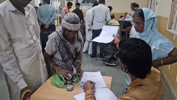 घर के दर्जन भर टूटे ताले लेकर जनसुनवाई में पहुंची वृद्धा