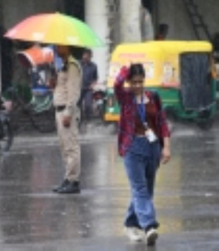 हजरतगंज में सोमवार को हुई बारिश का नजारा। 