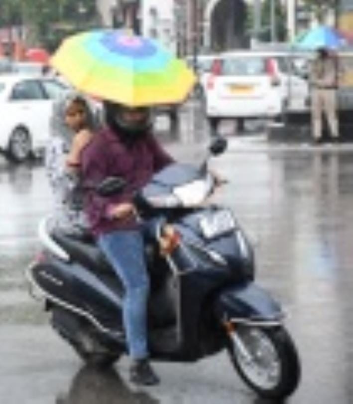 हजरतगंज में सोमवार को हुई बारिश का नजारा। 