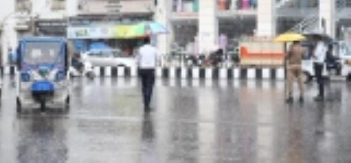 हजरतगंज में सोमवार को हुई बारिश का नजारा। 
