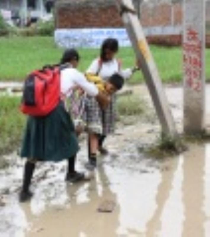 जलभराव से गुजरते लोग। जलभराव से गुजरते लोग।