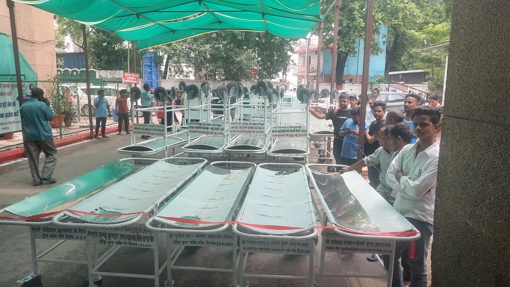केजीएमयू को दान में मिलीं स्ट्रेचर केजीएमयू को दान में मिलीं स्ट्रेचर