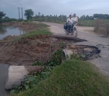 कलान तहसील में बाढ़ के पानी से क्षतिग्रस्त मार्ग। स्रोत : जागरूक पाठक कलान तहसील में बाढ़ के पानी से क्षतिग्रस्त मार्ग। स्रोत : जागरूक पाठक