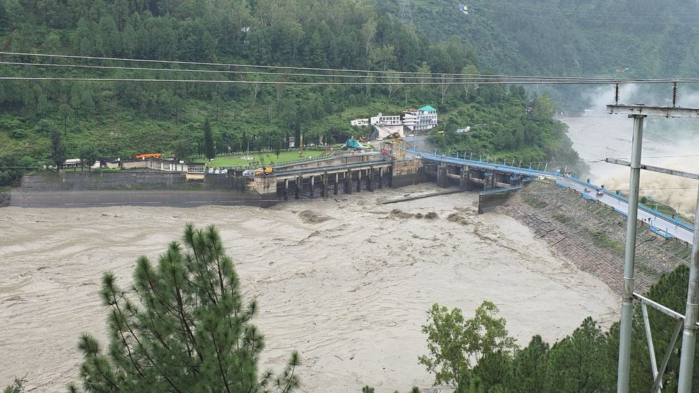मंडी लगातार हो रही बारिश से व्यास का बढ़ा जल स्तर पंचवक्त्र मंदिर में पहुंचा पानी। संवाद