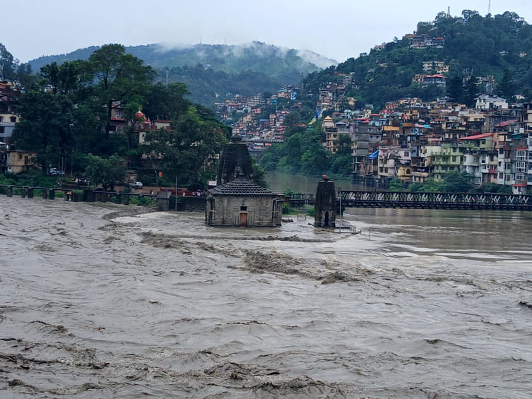 मंडी लगातार हो रही बारिश से व्यास का बढ़ा जल स्तर पंचवक्त्र मंदिर में पहुंचा पानी। संवाद