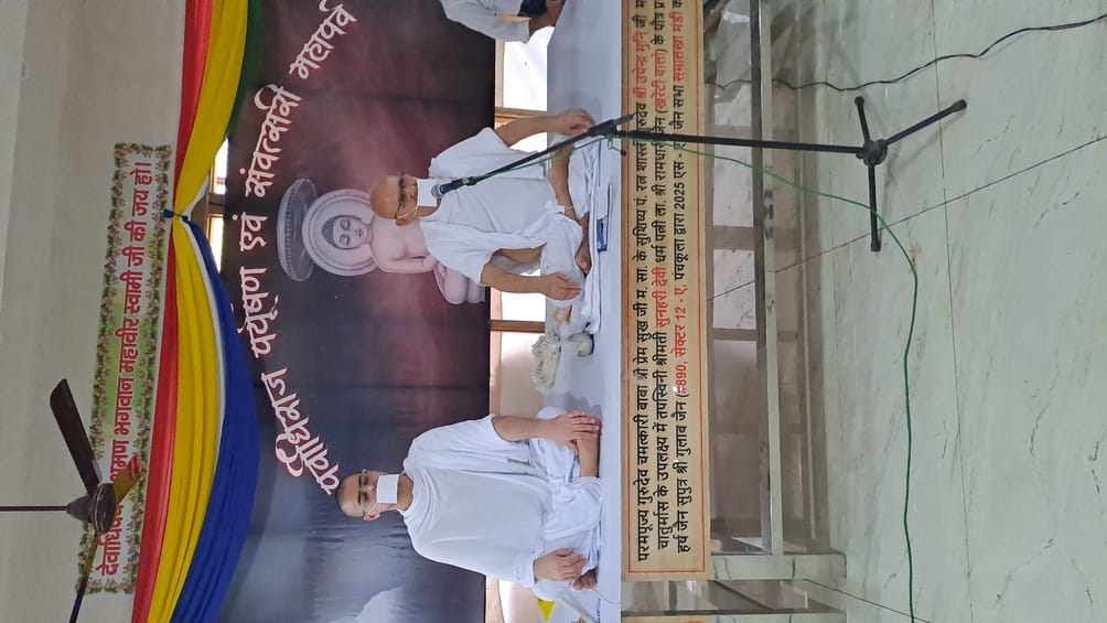 प्रवचन सुनते श्रावक-श्राविकाएं। स्रोत : स्वयं प्रवचन सुनते श्रावक-श्राविकाएं। स्रोत : स्वयं