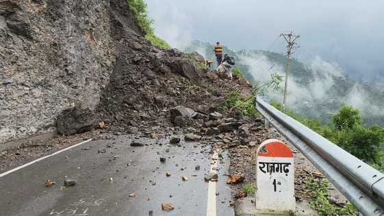 पांवटा-शिलाई-गुम्म एनएच पर टिंबी में बदहाल सड़क। स्रोत: जागरूक पाठक