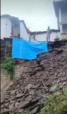 पांवटा-शिलाई-गुम्म एनएच पर टिंबी में बदहाल सड़क। स्रोत: जागरूक पाठक