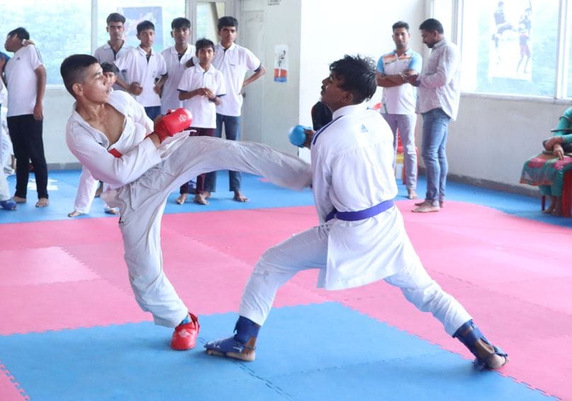 रोहतक स्थित राजीव गांधी स्टेडियम के हॉकी मैदान में अभ्यास करते खिलाड़ी। संवाद रोहतक स्थित राजीव गांधी स्टेडियम के हॉकी मैदान में अभ्यास करते खिलाड़ी। संवाद
