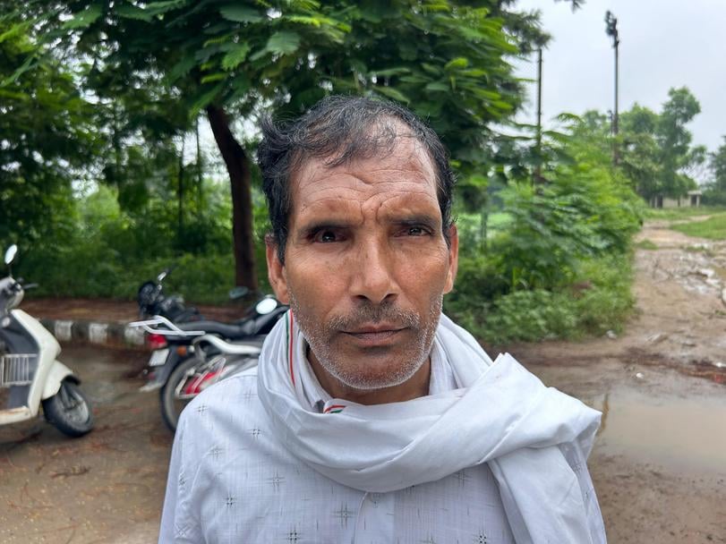 रोहतक स्थित राजीव गांधी स्टेडियम के हॉकी मैदान में जमी काई पर फिसलते बच्चे। संवाद रोहतक स्थित राजीव गांधी स्टेडियम के हॉकी मैदान में जमी काई पर फिसलते बच्चे। संवाद
