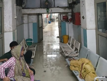 रेवाड़ी स्थित जिला नागरिक अस्पताल के जच्चा बच्चा वार्ड में साेमवार सुबह भरा बारिश का पानी। अस्