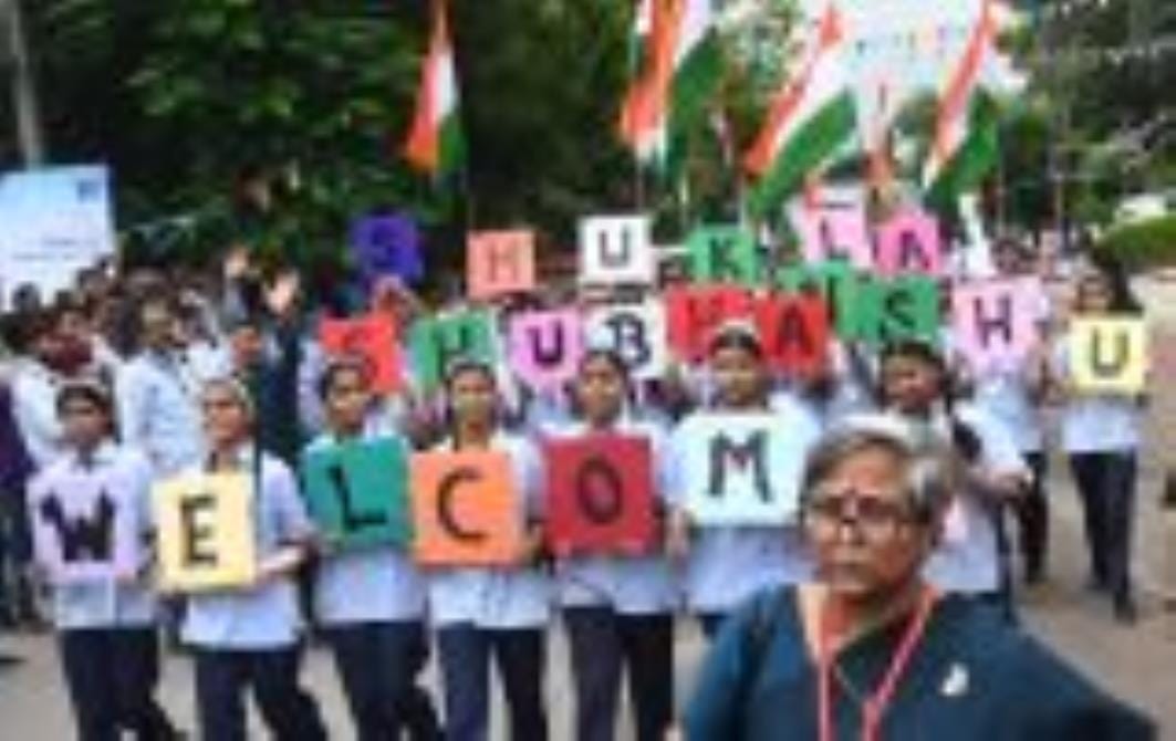 शुभांशु शुक्ला के लखनऊ आगमन पर उनके स्वागत का कुछ यूं दिखा नजारा। शुभांशु शुक्ला के लखनऊ आगमन पर उनके स्वागत का कुछ यूं दिखा नजारा।