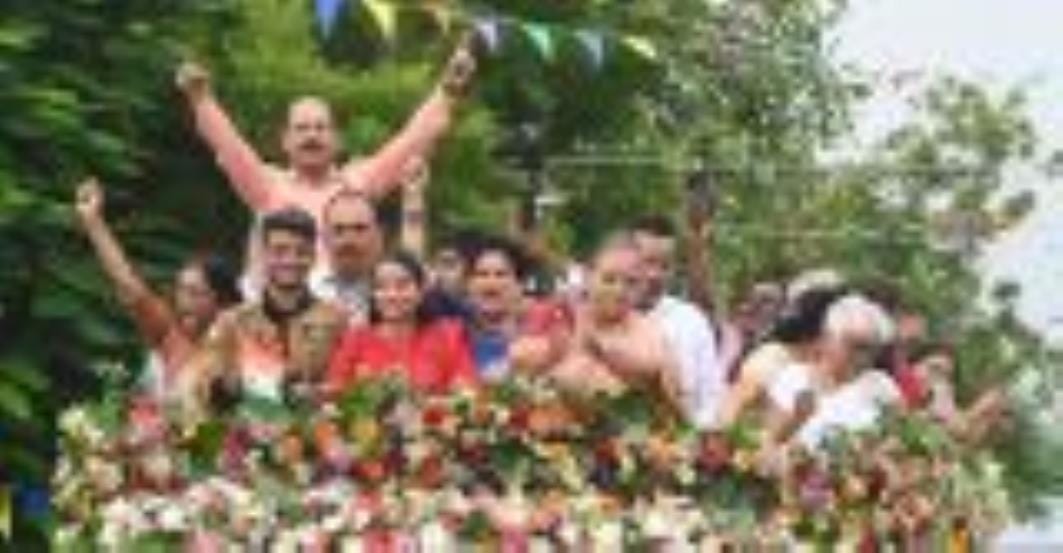 शुभांशु शुक्ला के लखनऊ आगमन पर उनके स्वागत का कुछ यूं दिखा नजारा। शुभांशु शुक्ला के लखनऊ आगमन पर उनके स्वागत का कुछ यूं दिखा नजारा।
