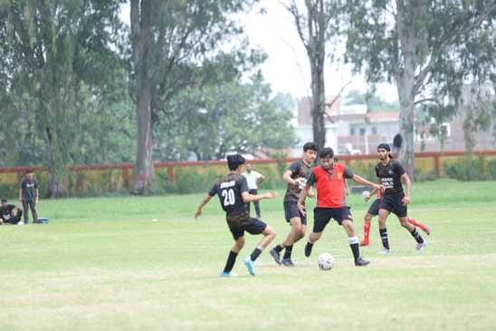 ट्राफी के साथ जेसीआई फुटबाल लीग की विजेता टीम और आयोजक स्रोत : आयोजक ट्राफी के साथ जेसीआई फुटबाल लीग की विजेता टीम और आयोजक स्रोत : आयोजक