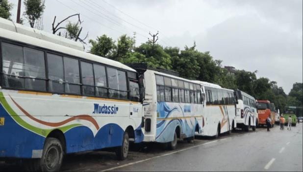 दुबग्गा व मलिहाबाद व अन्य स्थानों पर भी सोमवार को हाईवे के किनारे बसें व अन्य वाहन खड़ेे रहे। दुबग्गा व मलिहाबाद व अन्य स्थानों पर भी सोमवार को हाईवे के किनारे बसें व अन्य वाहन खड़ेे रहे।
