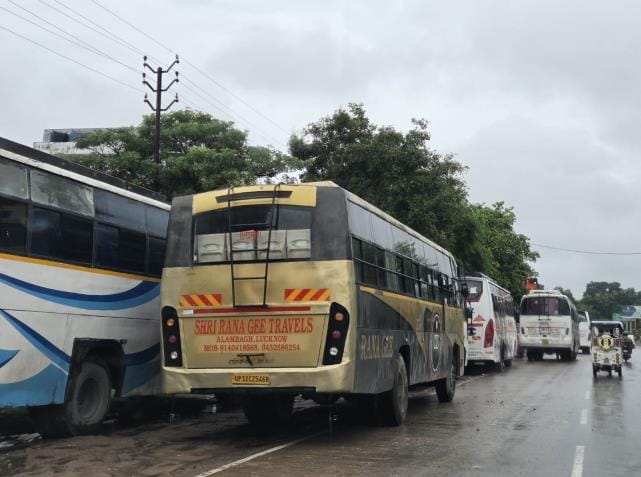 दुबग्गा व मलिहाबाद व अन्य स्थानों पर भी सोमवार को हाईवे के किनारे बसें व अन्य वाहन खड़ेे रहे। दुबग्गा व मलिहाबाद व अन्य स्थानों पर भी सोमवार को हाईवे के किनारे बसें व अन्य वाहन खड़ेे रहे।