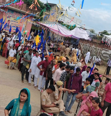 दूधली म्हाड़ी पर लगी श्रद्धालुओं की कतार: संवाद दूधली म्हाड़ी पर लगी श्रद्धालुओं की कतार: संवाद