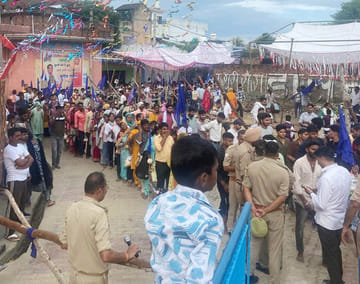 दूधली म्हाड़ी पर लगी श्रद्धालुओं की कतार: संवाद दूधली म्हाड़ी पर लगी श्रद्धालुओं की कतार: संवाद