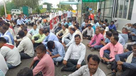 व्यापार मंडल के स्थापना दिवस पर व्यापारियों ने केक काटकर मनाया स्थापना दिवस व्यापार मंडल के स्थापना दिवस पर व्यापारियों ने केक काटकर मनाया स्थापना दिवस
