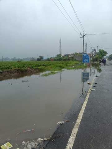 02 कैथल। सीवन में मेन बाज़ार में हुआ जलभराव। संवाद 02 कैथल। सीवन में मेन बाज़ार में हुआ जलभराव। संवाद