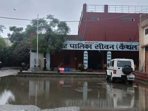 02 कैथल। सीवन में मेन बाज़ार में हुआ जलभराव। संवाद 02 कैथल। सीवन में मेन बाज़ार में हुआ जलभराव। संवाद