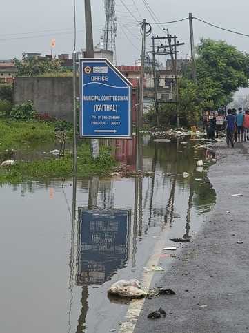 02 कैथल। सीवन में मेन बाज़ार में हुआ जलभराव। संवाद 02 कैथल। सीवन में मेन बाज़ार में हुआ जलभराव। संवाद