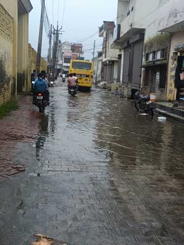 02 कैथल। सीवन में मेन बाज़ार में हुआ जलभराव। संवाद 02 कैथल। सीवन में मेन बाज़ार में हुआ जलभराव। संवाद