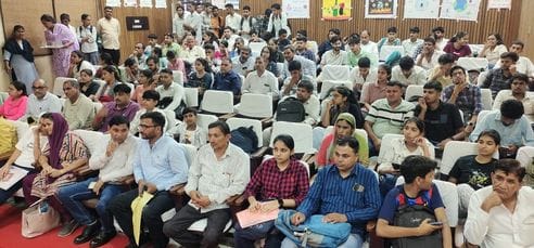 1001 दाखिला प्रक्रिया के दौरान मौजूद एमएचयू के कुलपति प्रो.सुरेश मल्होत्रा।