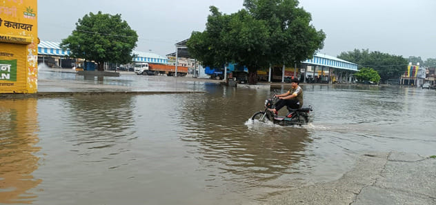 48: कलायत के पटवार भवन में घुस रहा बरसात का पानी