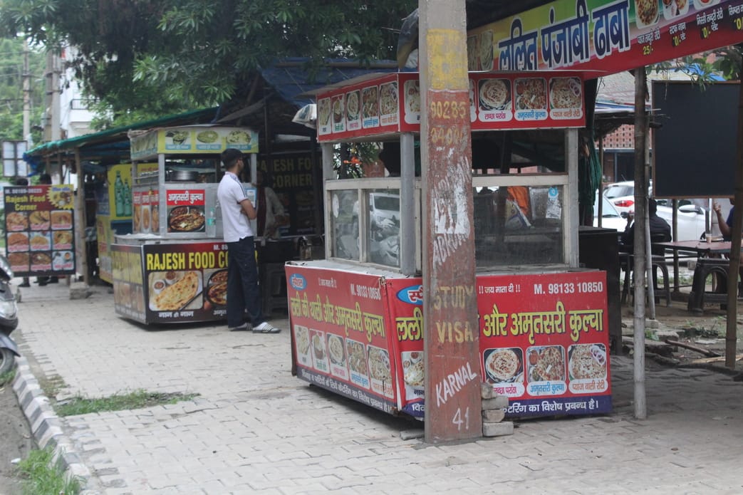 51....सेक्टर आठ की ओर जाते हुए फुटपाथ पर लगी रेहड़ी। संवाद