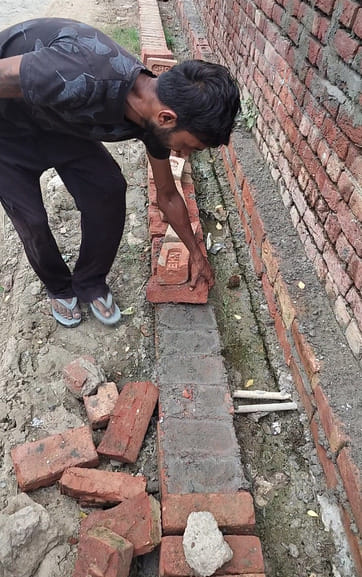 56 कलायत रेलवे स्टेशन के पास नगरपालिका एजेंसी की ओर से उखाड़ी गई गलियां। संवाद 56 कलायत रेलवे स्टेशन के पास नगरपालिका एजेंसी की ओर से उखाड़ी गई गलियां। संवाद