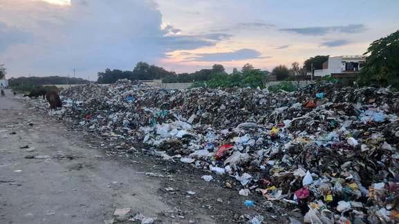 आंवला। सडक किनारे लगे कूढे के ढेर-संवाद आंवला। सडक किनारे लगे कूढे के ढेर-संवाद