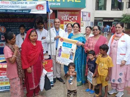अंबाला सिटी के ओपीएस स्कूल में छात्रों को गोली देते हुए डिप्टी सिविल सर्जन डॉ. बलविंद्र कौर: ंस अंबाला सिटी के ओपीएस स्कूल में छात्रों को गोली देते हुए डिप्टी सिविल सर्जन डॉ. बलविंद्र कौर: ंस