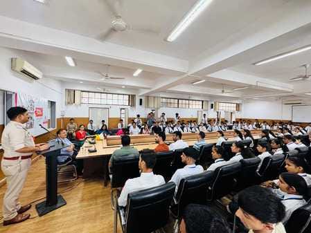 बिलासपुर कॉलेज में आयोजित पुलिस की पाठशाला कार्यक्रम में भाग लेने वाले और मुख्यातिथि। संवाद