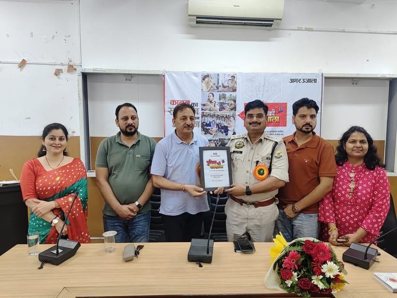 बिलासपुर कॉलेज में आयोजित पुलिस की पाठशाला कार्यक्रम में भाग लेने वाले और मुख्यातिथि। संवाद