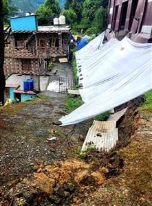 बनीखेत में जमीन धंसने से क्षतिग्रस्त हुआ मकान। संवाद बनीखेत में जमीन धंसने से क्षतिग्रस्त हुआ मकान। संवाद