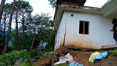 बनीखेत में जमीन धंसने से क्षतिग्रस्त हुआ मकान। संवाद बनीखेत में जमीन धंसने से क्षतिग्रस्त हुआ मकान। संवाद