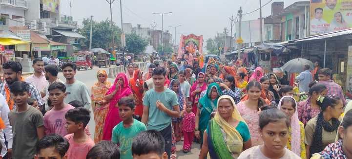 बुधवार को शहर के कैलाशगंज में पंडाल में मूर्ति स्थापना के दौरान आरती करतीं पालिकाध्यक्ष सुधा गु बुधवार को शहर के कैलाशगंज में पंडाल में मूर्ति स्थापना के दौरान आरती करतीं पालिकाध्यक्ष सुधा गु