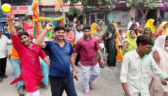 बुधवार को शहर के कैलाशगंज में पंडाल में मूर्ति स्थापना के दौरान आरती करतीं पालिकाध्यक्ष सुधा गु बुधवार को शहर के कैलाशगंज में पंडाल में मूर्ति स्थापना के दौरान आरती करतीं पालिकाध्यक्ष सुधा गु