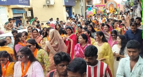 बुधवार को शहर के कैलाशगंज में पंडाल में मूर्ति स्थापना के दौरान आरती करतीं पालिकाध्यक्ष सुधा गु बुधवार को शहर के कैलाशगंज में पंडाल में मूर्ति स्थापना के दौरान आरती करतीं पालिकाध्यक्ष सुधा गु
