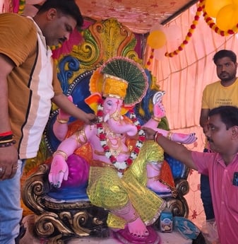 बुधवार को शहर के कैलाशगंज में पंडाल में मूर्ति स्थापना के दौरान आरती करतीं पालिकाध्यक्ष सुधा गु बुधवार को शहर के कैलाशगंज में पंडाल में मूर्ति स्थापना के दौरान आरती करतीं पालिकाध्यक्ष सुधा गु